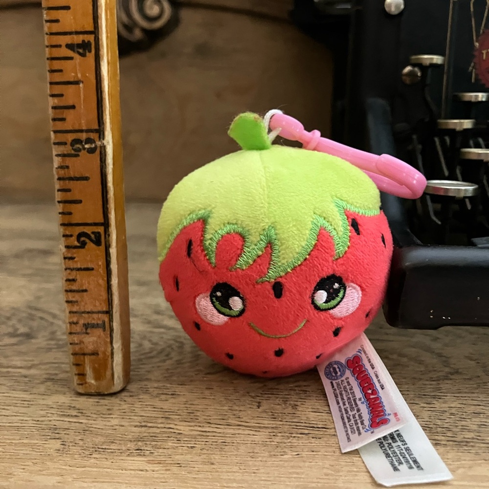 Squeezamals Scented Strawberry Clip